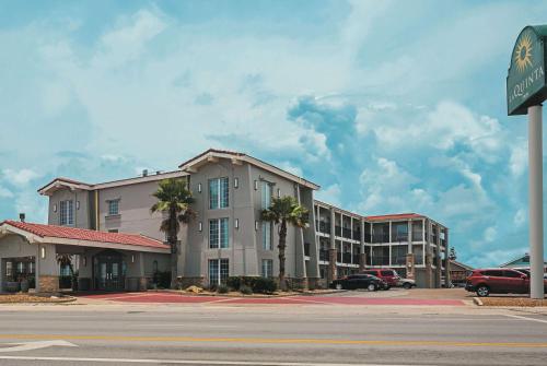 Фотография гостиницы La Quinta Inn by Wyndham Galveston East Beach