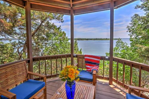 Фотография гостевого дома Lake Granbury Escape with Deck, Fire Pit, and Gazebo!