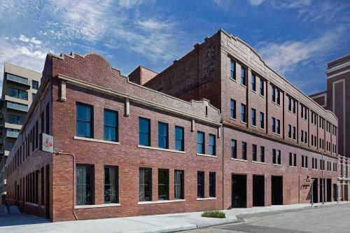 Фотография гостиницы Crossroads Hotel