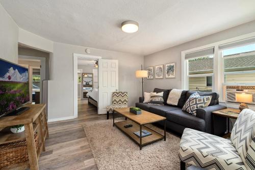 Фотография гостевого дома Charming Old Town Bungalow with FREE Cruiser Bikes