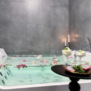 Фотография квартиры Квартира Эксклюзивный лофт с джакузи на двоих + TV