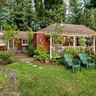 Фотография гостевого дома Whimsical Packwood Farmhouse with Hot Tub and Fire Pit
