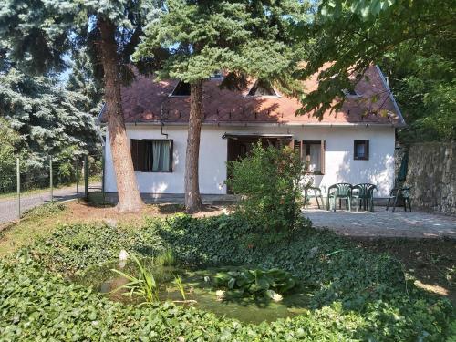 Фотография гостевого дома Erdő szélén Házikó Gyenesdiás