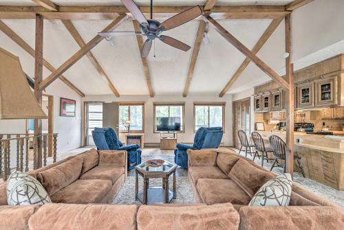 Фотографии гостевого дома
Ruidoso Home with Deck about 14 Mi to Ski Apache!