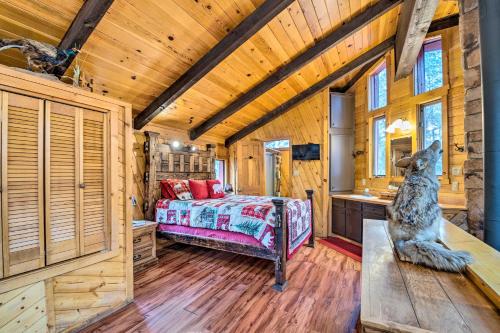 Фотография гостевого дома Unique Bear Country Cabin in Ruidoso with Hot Tub!