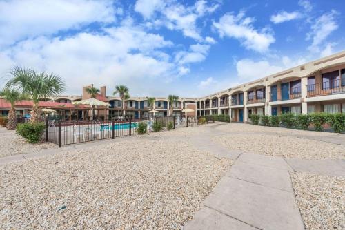 Фотография гостиницы Days Inn by Wyndham San Antonio Splashtown/ATT Center