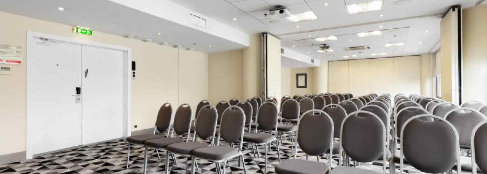 Фотография конференц-зала Лена+Яна