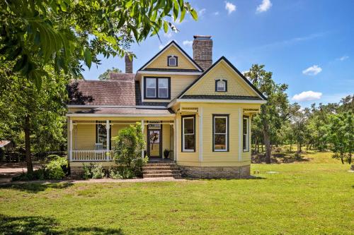 Фотографии гостевого дома 
            23-Acre Victorian Farmhouse 30 Min to Austin!