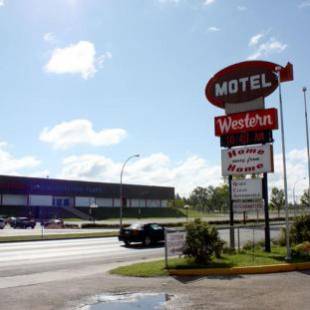 Фотографии гостиницы 
            Holiday Inn Express & Suites - Brandon, an IHG Hotel