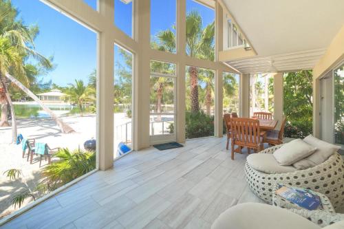 Фотографии гостевого дома 
            Seaside Dreams by Grand Cayman Villas