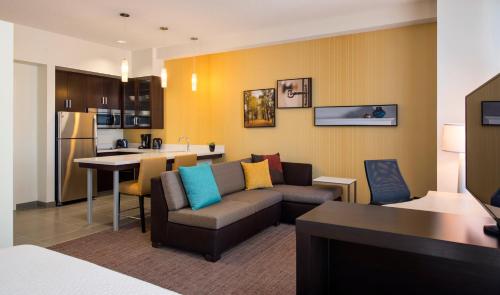 Фотография гостиницы Residence Inn by Marriott Calgary South