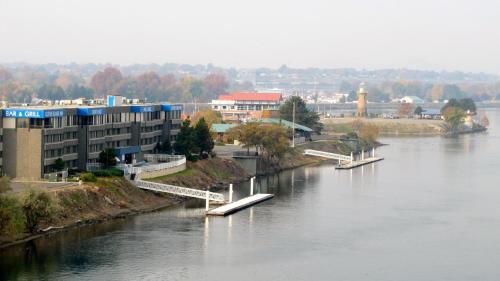 Фотография гостиницы Clover Island Inn