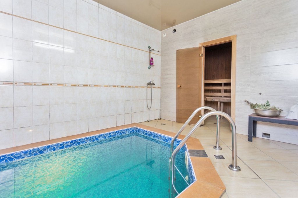 Фотография Коттеджа Частный Дом Коттедж Белый Домик у Пруда