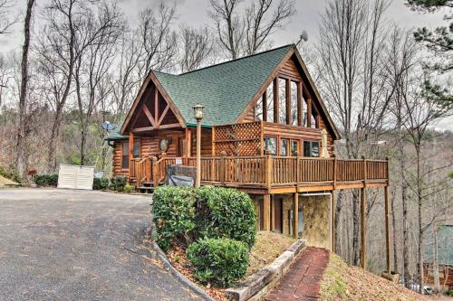 Фотография гостевого дома Hatcher Mtn Retreat Sevierville Cabin with Hot Tub!