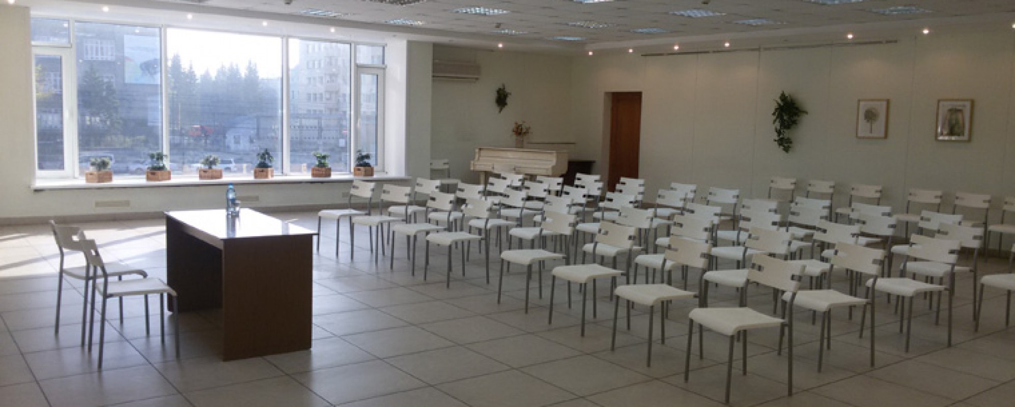 Фотографии концертного зала Белый зал с кондиционером Дворца культуры Прогресс