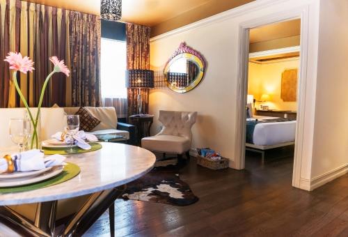 Фотография гостиницы Riviera Suites