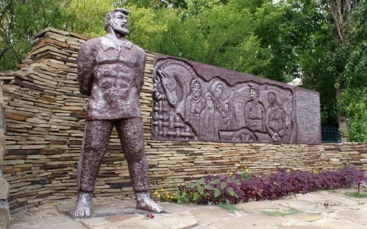 Фотографии памятника 
            Памятник жертвам репрессий на Дону в Белой Калитве