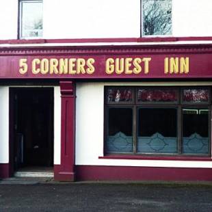 Фотографии гостиницы 
            5 Corners Guest Inn