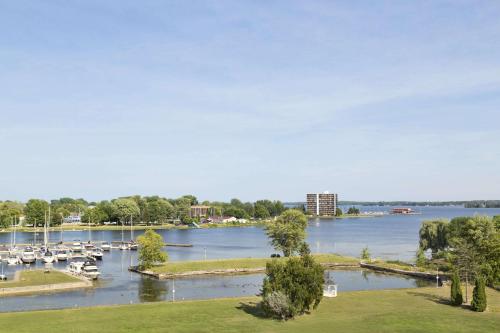 Фотография гостиницы Ramada by Wyndham Belleville Harbourview Conference Center