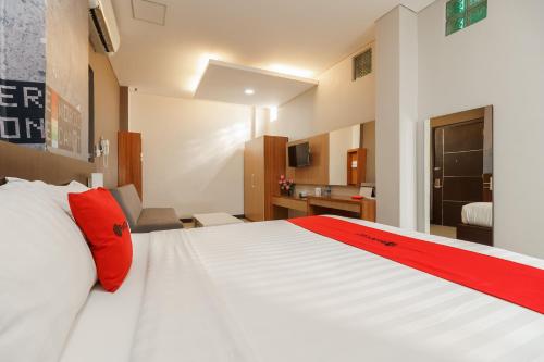 Фотография гостиницы RedDoorz Plus @ Hotel Sempurna Watervang Lubuk Linggau