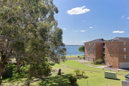 Фотография гостевого дома 14 'Mistral Court' 17 Mistral Close - across the road from the beach