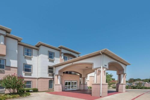 Фотография гостиницы Super 8 by Wyndham Fort Worth North/Meacham Blvd