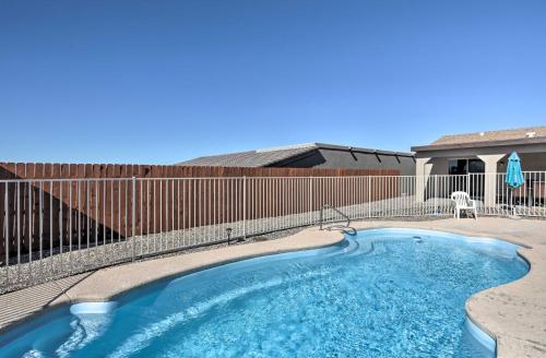 Фотография гостевого дома Home w and Patio about 10 Mins to Golf and Lake Havasu!