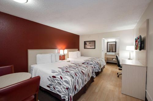 Фотография гостиницы Red Roof Inn PLUS+ & Suites Naples Downtown-5th Ave S