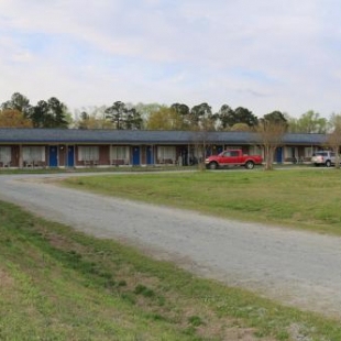 Фотография гостиницы Four Oaks Lodging