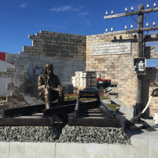 Фотография памятника Мемориал-памятник заключенным, строившим железную дорогу Чум–Салехард–Игарка