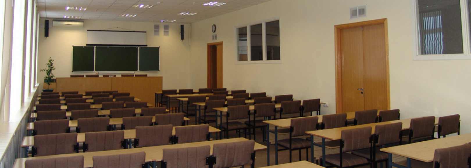 Фотография конференц-зала Конференц-зал до 100 человек