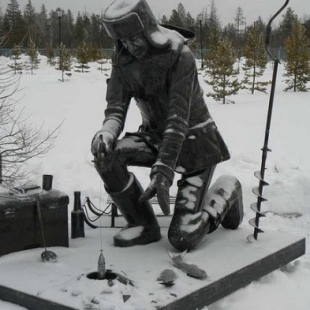 Фотография памятника Памятник Рыбаку на зимней рыбалке