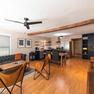 Фотография гостевого дома Escape to a Restored 1920s East Waco Bungalow