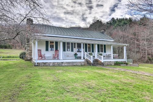 Фотография гостевого дома 100 Acre Woods Blue Ridge Cottage with Pond and Views