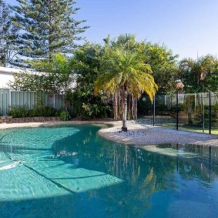 Фотография гостевого дома 33 Gloucester St -huge holiday house in Nelson Bay with pool and stunning water views