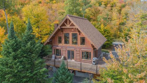 Фотография гостевого дома Log Cabin Home with Lake and Mountain view by Reserver.ca