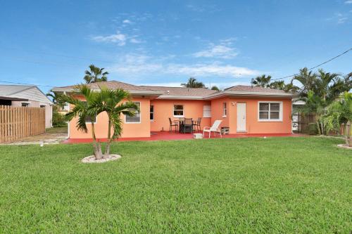 Фотография гостевого дома Cocoa Beach Bungalow