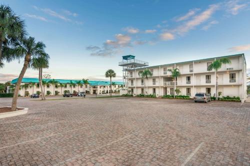 Фотография гостиницы Days Inn & Suites by Wyndham Lake Okeechobee