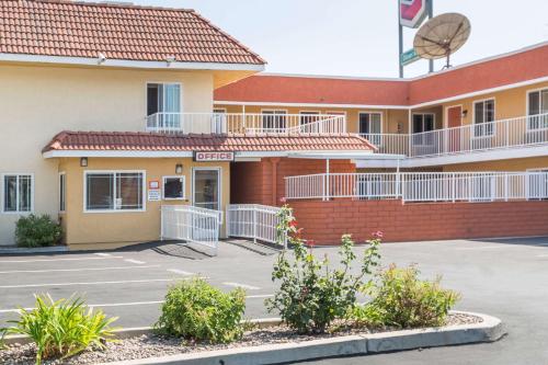 Фотография мотеля Super 8 by Wyndham Azusa