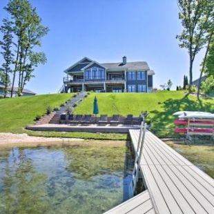 Фотография гостевого дома Waterfront Silver Lake Home with Private 40 Dock!