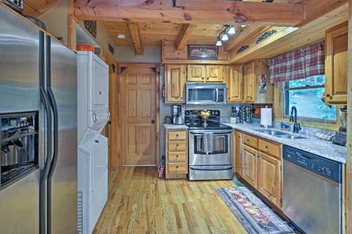 Фотография гостевого дома Return to Eden Cabin with Hot Tub 4 Mi to Dollywood