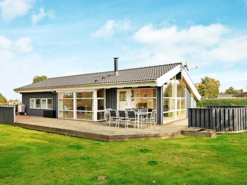 Фотография гостевого дома Four-Bedroom Holiday home in Otterup 2