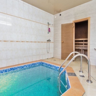 Фотография Коттеджа Частный Дом Коттедж Белый Домик у Пруда