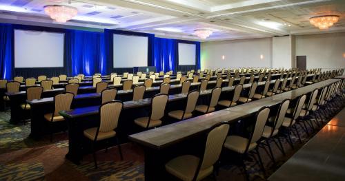 Фотография гостиницы Embassy Suites by Hilton Portland Washington Square