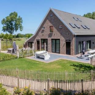 Фотографии гостевого дома
Very luxurious holiday home in beautiful Zeelandic style, suitable for 7 people