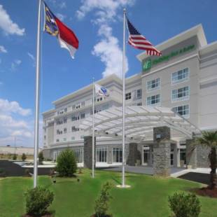 Фотографии гостиницы 
            Holiday Inn & Suites - Fayetteville W-Fort Bragg Area, an IHG Hotel