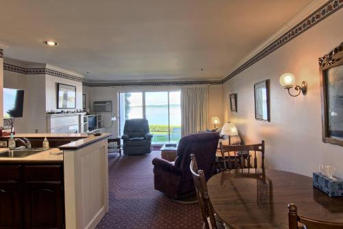 Фотография гостевого дома 111 Water Street Inn