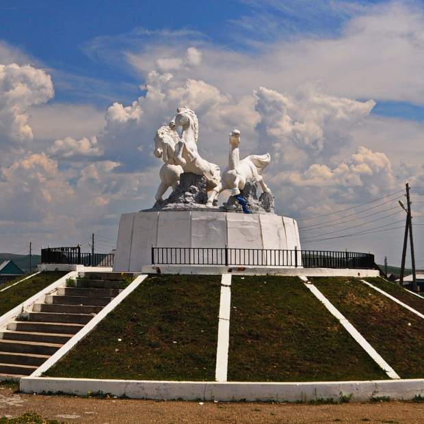 Фотографии памятника 
            Памятник лошадям