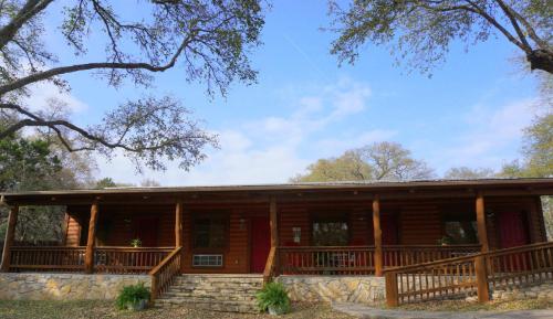 Фотография гостевого дома Wimberley Log Cabins Resort and Suites- Unit 5