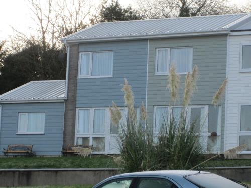 Фотография базы отдыха Freshwater Bay Holiday Cottages